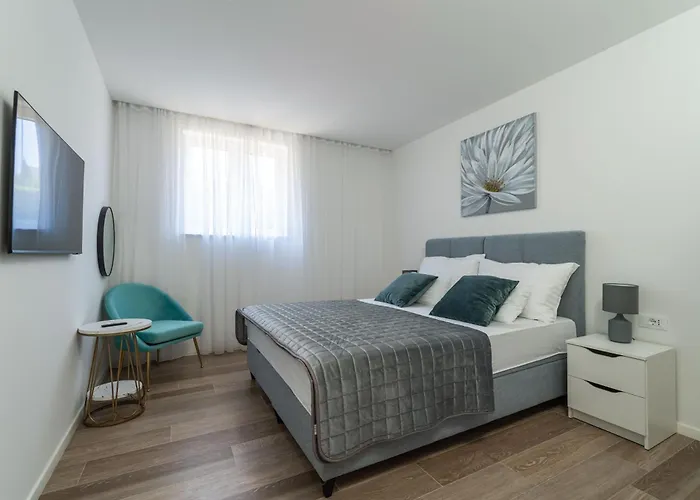 Spacious Condo 2-Bedroom Apartment Raat