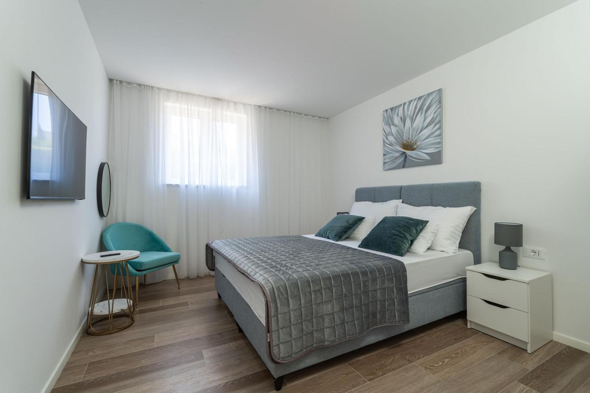 Apartment Spacious 2-bedroom Raat